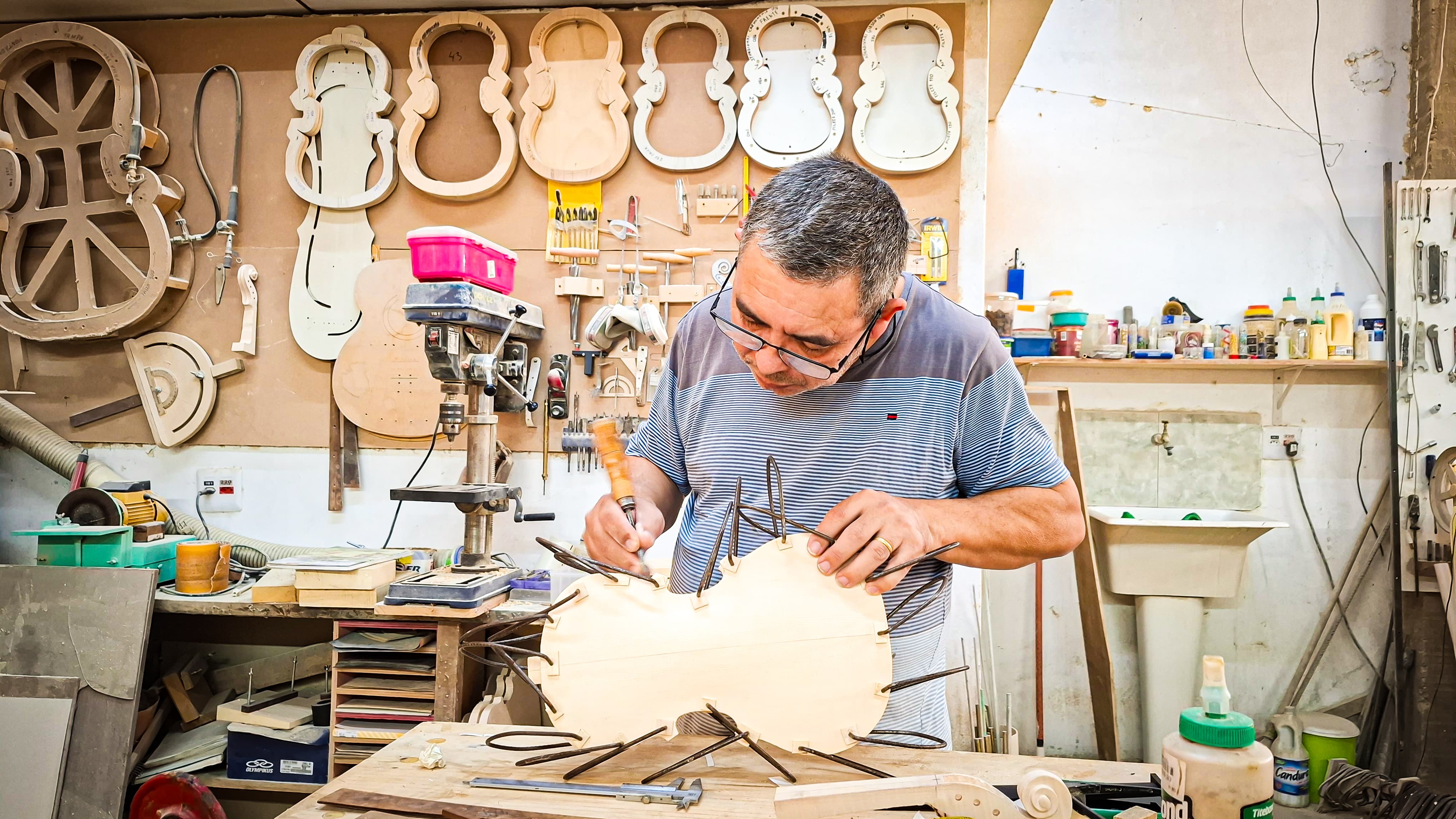 Mestre luthier trabalhando em um violino
